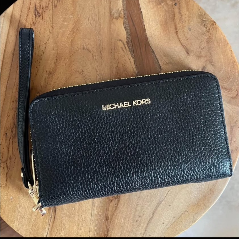 NWT Michael Kors Black Leather Jet Set Travel Wristlet with phone slot